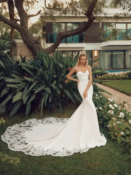 Robe de mariée AUDREY en dentelle couleur ivoire chez Italie Cocktail à Nice