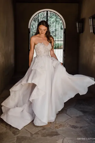 Robe de mariée haut de gamme en tulle et dentelle chez Italie Cocktail à Nice